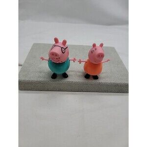 Vintage Peppa Pig Lot of 2 Figures Peppa Daddy Pig Mummy Pig  2003 3"